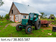 Трактор "Беларус"  у хозяйственной постройки (2021 год). Редакционное фото, фотограф Александр Щепин / Фотобанк Лори