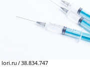 Одноразовый пластиковый шприц, подготовленный для инъекций и вакцинации. Стоковое фото, фотограф Белавин Александр / Фотобанк Лори