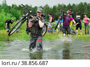 Велотуристы переходят ручей вброд (2007 год). Редакционное фото, фотограф Сергей Буторин / Фотобанк Лори