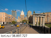 Вид на Бородинский мост через Москву-реку и здание Министерства иностранных дел в весенний день. Москва, Россия (2019 год). Редакционное фото, фотограф Pukhov K / Фотобанк Лори