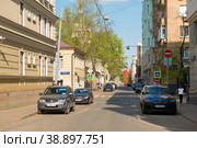 Вид на переулок Сивцев Вражек в весенний день. Москва, Россия (2019 год). Редакционное фото, фотограф Pukhov K / Фотобанк Лори