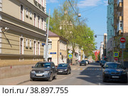 Вид на переулок Сивцев Вражек в весенний день. Москва, Россия (2019 год). Редакционное фото, фотограф Pukhov K / Фотобанк Лори