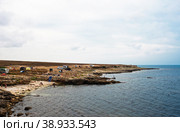 Туристы на берегу моря. Мыс Тарханкут. Крым (2022 год). Редакционное фото, фотограф Макаров Алексей / Фотобанк Лори