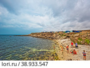 Туристы на берегу моря. Мыс Тарханкут. Крым (2022 год). Редакционное фото, фотограф Макаров Алексей / Фотобанк Лори