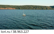Яхта плывет по Волге недалеко от Ульяновска. Вид с воздуха. The yacht is sailing on the Volga River near Ulyanovsk. Aerial view. Стоковое видео, видеограф Евгений Романов / Фотобанк Лори