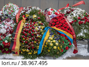Траурные венки. Пискаревское мемориальное кладбище. Санкт-Петербург (2023 год). Редакционное фото, фотограф Румянцева Наталия / Фотобанк Лори