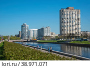 Река Смоленка. Новосмоленская набережная. Наличный мост. Один из жилых домов "на ножках". Санкт-Петербург (2018 год). Редакционное фото, фотограф Александр Щепин / Фотобанк Лори