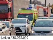 Скорая помощь в пробке. Реанимобиль в автомобильном заторе. (2017 год). Редакционное фото, фотограф Александр Тарасенков / Фотобанк Лори