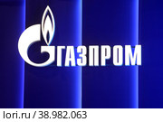 Логотип российской нефтегазодобывающей компании "Газпром" (2018 год). Редакционное фото, фотограф Александр Тарасенков / Фотобанк Лори