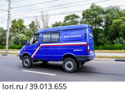 Russian Post minibus delivery, mail delivery (2022 год). Редакционное фото, фотограф FotograFF / Фотобанк Лори