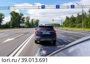 Russian m10 highway with signs and exits (2022 год). Редакционное фото, фотограф FotograFF / Фотобанк Лори
