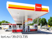 Teboil fuel station in summer sunny day (2022 год). Редакционное фото, фотограф FotograFF / Фотобанк Лори