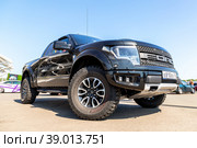 Off-road 4x4 Ford F-150 vehicle with all terrain tires Nokian Tyres (2022 год). Редакционное фото, фотограф FotograFF / Фотобанк Лори