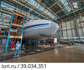 Ульяновск, авиазавод "Авиастар". Тяжелый транспортный самолет Ан-124-100 на сборочных стапелях. Ulyanovsk, "Aviastar" aircraft manufacturing plant. Heavy transport aircraft AN-124-100 on assembly slipways. (2022 год). Редакционное фото, фотограф Евгений Романов / Фотобанк Лори