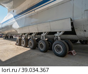 Ульяновск, авиазавод "Авиастар". Шасси тяжелого транспортного самолета Ан-124-100. Ulyanovsk, "Aviastar" aircraft manufacturing plant. Chassis of the heavy transport aircraft AN-124-100. (2022 год). Редакционное фото, фотограф Евгений Романов / Фотобанк Лори