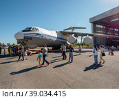 Ульяновск, авиазавод "Авиастар". День открытых дверей, посетители у транспортного самолета Ил-76МД-90А. Ulyanovsk, "Aviastar" aircraft manufacturing plant. Open day, visitors at the IL-76MD-90A transport aircraft. (2022 год). Редакционное фото, фотограф Евгений Романов / Фотобанк Лори