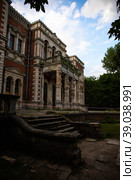 an old mansion that has been preserved in Russia since tsarist times. a building that is decaying from time to time. Стоковое фото, фотограф Meshkov Sergey / Фотобанк Лори