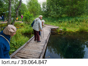 Туристы смотрят в бездну. Казанский источник Мшенских родников. Тверская область, Россия (2019 год). Редакционное фото, фотограф Pukhov K / Фотобанк Лори