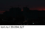 Силуэты строящихся зданий и строительных кранов в городе на фоне вечерней зорьки. Стоковое видео, видеограф Цыбин Вадим / Фотобанк Лори