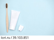 Средства гигиены полости рта на голубом фоне с местом для вставки текста. Стоковое фото, фотограф Васильева Юлия / Фотобанк Лори