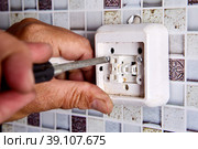 Do it yourself repair of faulty light switch. Стоковое фото, фотограф Владимир Григорьев / Фотобанк Лори