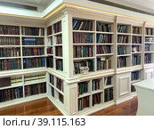 Copy of the Library in the house of the Lubavitcher Rebbe in Kfar Chabad (2023 год). Редакционное фото, фотограф Irina Opachevsky / Фотобанк Лори