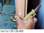 Do it yourself repair of lever door handle on an interior door. Стоковое фото, фотограф Владимир Григорьев / Фотобанк Лори