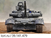 Армия России. Полигон. Танк Т-80 на пересеченной местности. Стоковое фото, фотограф Александр Тарасенков / Фотобанк Лори