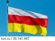 Флаг непризнанной самопровозглашённой республики Южная Осетия (2022 год). Редакционное фото, фотограф Александр Тарасенков / Фотобанк Лори