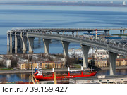 Санкт-Петербург. Западный скоростной диаметр (ЗСД). Автомобильная эстакада над Морским каналом и Канонерским островом. (2021 год). Редакционное фото, фотограф Александр Тарасенков / Фотобанк Лори