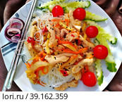 Стеклянная лапша (фунчоза) с курицей и сладким болгарским перцем. Стоковое фото, фотограф Екатерина Сойнова / Фотобанк Лори