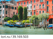 Old ancient vivid colored facades of houses on Grand Canal, Venice, Italy. Vintage hotels and residential buildings in historical architecture of Venice on water on summer vacation (2019 год). Стоковое фото, фотограф Igor Tichonow / Фотобанк Лори