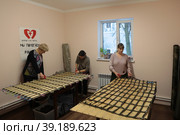 Балашихинские волонтеры "Золотые руки ангела" шьют носилки для СВО (2023 год). Редакционное фото, фотограф Дмитрий Неумоин / Фотобанк Лори