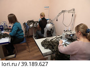 Балашихинские волонтеры "Золотые руки ангела" шьют носилки для СВО (2023 год). Редакционное фото, фотограф Дмитрий Неумоин / Фотобанк Лори