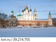 У стен старинного Спасо-Яковлевского Дмитриева монастыря январским днем. Ростов, Золотое кольцо России (2023 год). Стоковое фото, фотограф Виктор Карасев / Фотобанк Лори