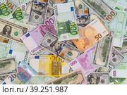 Американские доллары и евро, разного номинала, бумажные купюры (2023 год). Редакционное фото, фотограф Оксана Шведкова / Фотобанк Лори