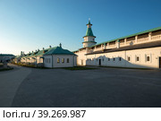 Корпус братских келий Воскресенского собора Новоиерусалимского монастыря в Истре, Московская область (2019 год). Стоковое фото, фотограф Pukhov K / Фотобанк Лори