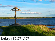 Поклонный крест на берегу Белого моря. Поселок Рабочеостровск, Кемский район, Республика Карелия, Россия (2018 год). Стоковое фото, фотограф Pukhov K / Фотобанк Лори