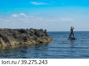 Seascape with young people in the boat (2018 год). Редакционное фото, фотограф Виктория Кольцова / Фотобанк Лори