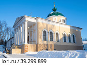 Церковь Ярославских Чудотворцев Федора, Давида и Константина (1831г.) крупным планом солнечным январским днем. Спасо-Преображенский монастырь. Ярославль, Золотое кольцо России (2023 год). Стоковое фото, фотограф Виктор Карасев / Фотобанк Лори