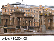 Old Lomonosov Bridge across Fontanka River on cold winter day. Saint Petersburg (2023 год). Редакционное фото, фотограф Валерия Попова / Фотобанк Лори