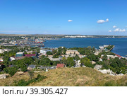 Вид на Керчь с Большой Митридатской лестницы, Крым (2022 год). Стоковое фото, фотограф Мария Кылосова / Фотобанк Лори