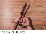 женские руки в металлических черных наручниках(female hands in metal black handcuffs) Стоковое фото, фотограф Руслан Лесков / Фотобанк Лори