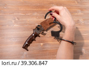 женские руки в металлических черных наручниках(female hands in metal black handcuffs) Стоковое фото, фотограф Руслан Лесков / Фотобанк Лори