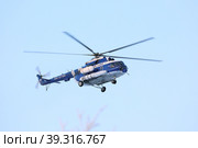 Вертолет Ми-8МТ авиакомпании Газпромавиа зимой во время полета на Севере Сибири, Ямало-Ненецкий автономный округ (2023 год). Редакционное фото, фотограф Григорий Писоцкий / Фотобанк Лори