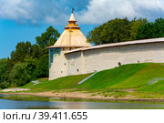 Pskov, Varlamov Corner tower of the Roundabout town on the shore of Velikaya river (2019 год). Редакционное фото, фотограф Ольга Остроухова / Фотобанк Лори