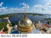 Золотой купол православного собора. Нило-Столобенская пустынь. Остров Столобный на озере Селигер. Тверская область, Россия (2019 год). Стоковое фото, фотограф Pukhov K / Фотобанк Лори