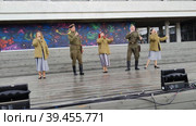 МОСКВА, РОССИЯ - 9 мая 2022 года: Артисты в советской военной форме поют песни военных лет.  Годовщина Победы над фашизмом. Священный праздник День Победы. Праздничные мероприятия в  парке Музеон. MOSCOW, RUSSIA - MAY 9, 2022: Artists in Soviet military uniforms sing songs of the war years. Anniversary of the Victory over fascism. The sacred holiday is Victory Day. Festive events in the Muzeon Park. Редакционное видео, видеограф Ирина / Фотобанк Лори