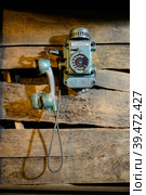 KEMEROVO, RUSSIA - AUGUST 20, 2022: A mid-20th century telephone used in underground mines with the inscription 'When calling the dispatcher, push the lever down' Стоковое фото, фотограф Сергей Фролов / Фотобанк Лори