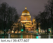 Saint Isaac's Cathedral (1858), Russian Orthodox cathedral in winter night. Saint Petersburg, Russia (2023 год). Стоковое фото, фотограф Валерия Попова / Фотобанк Лори